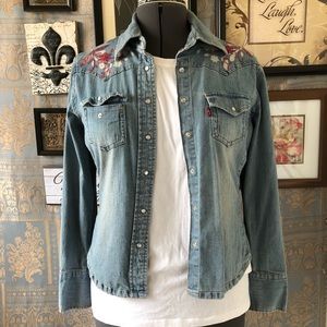 Levi’s denim snapfront long slv embroider shirt M